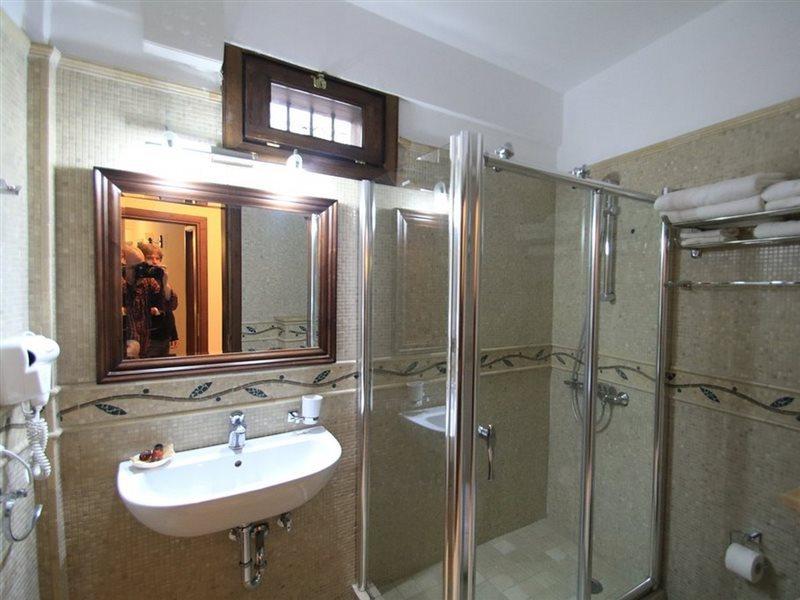 Boutique Hotel Muzaka بيرات المظهر الخارجي الصورة