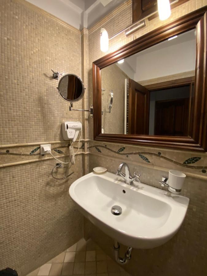Boutique Hotel Muzaka بيرات المظهر الخارجي الصورة