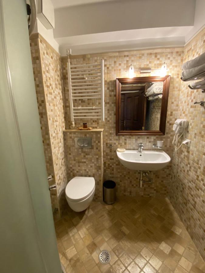 Boutique Hotel Muzaka بيرات المظهر الخارجي الصورة