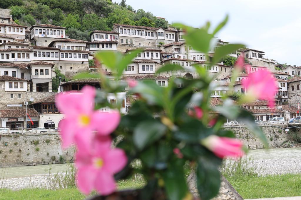 Boutique Hotel Muzaka بيرات المظهر الخارجي الصورة