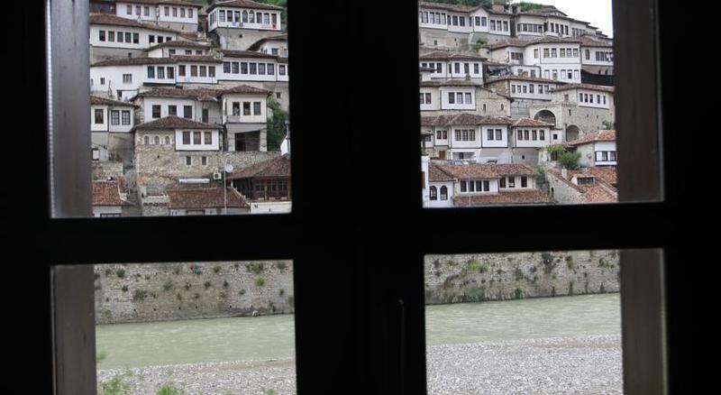 Boutique Hotel Muzaka بيرات المظهر الخارجي الصورة